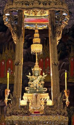  The Emerald Buddha -  A Timeless Icon Carved in Jade and Bathed in Devotion!